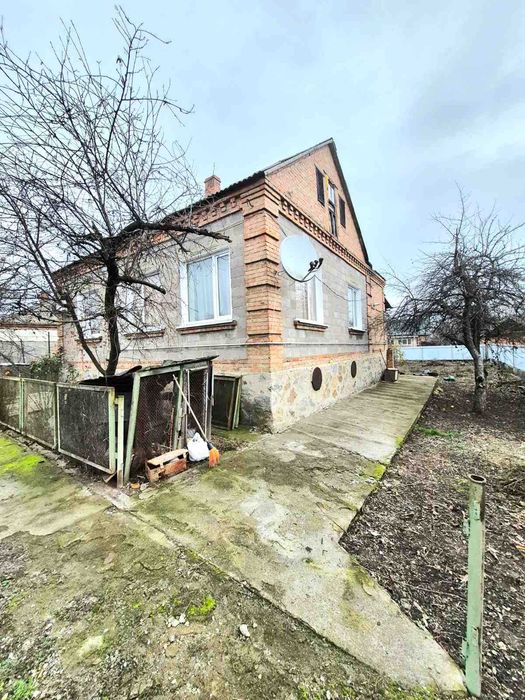 Продам міцний та просторий будинок в районі пивзаводу. Торг!
