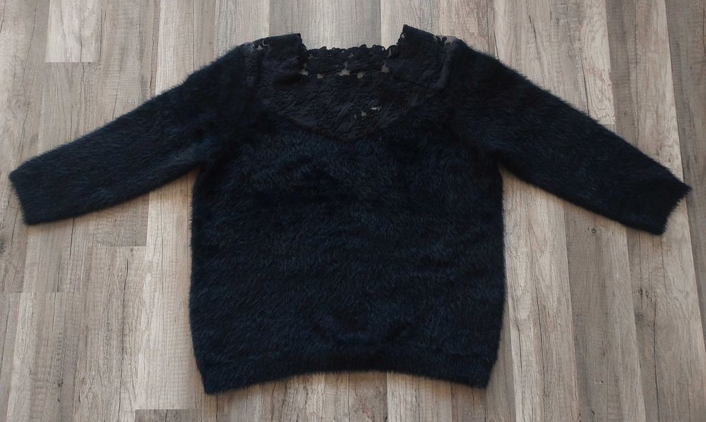 Czarny sweter z koronką Orsay