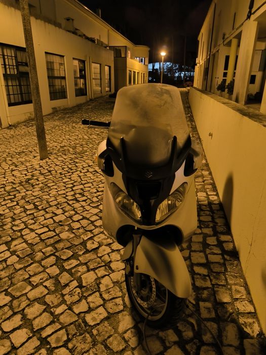 Sukuzi Burgman 650 com poucos km