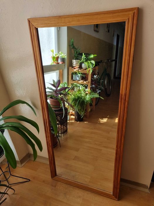 Lustro w drewnianej ramie