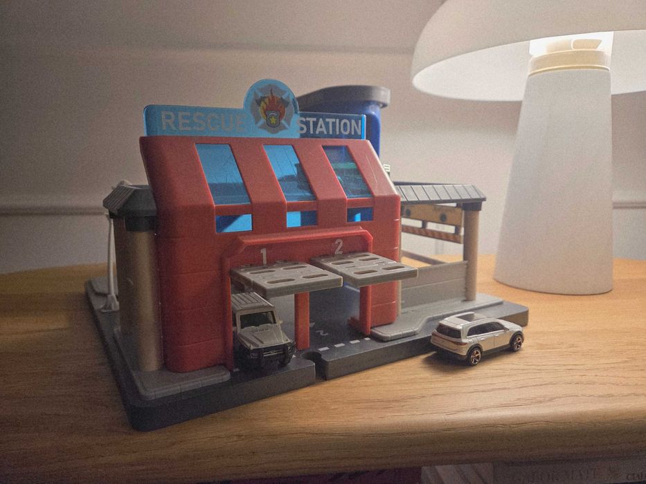 Baza policji i strazy, remiza garaz playtive z matchbox i hotwheels