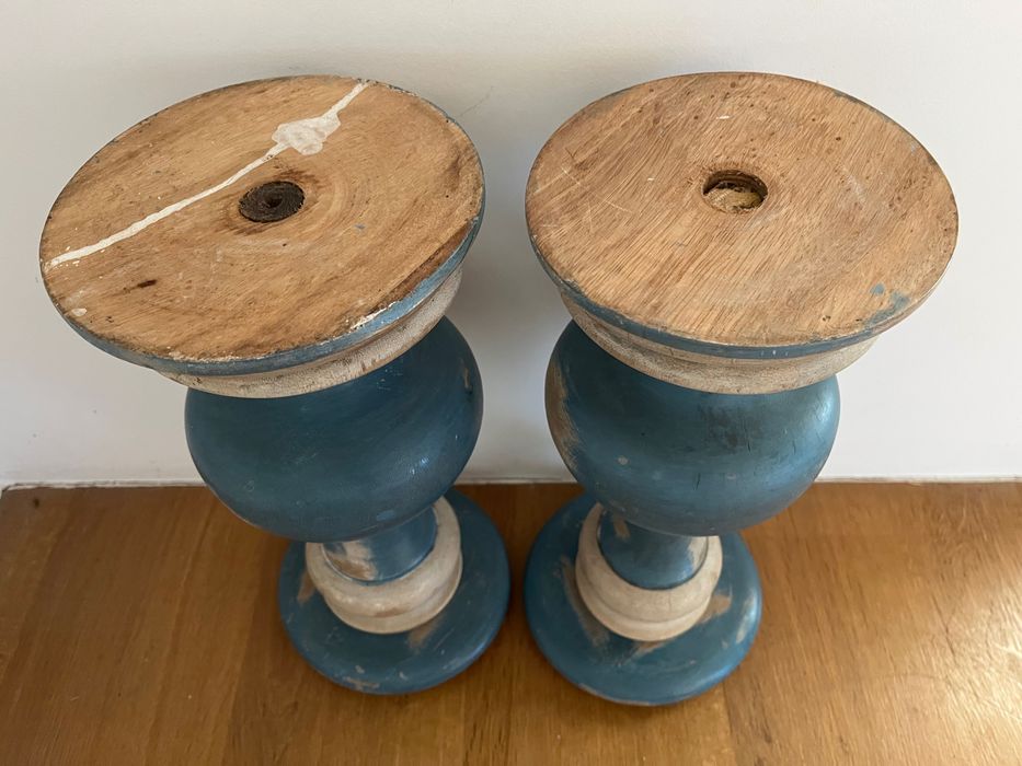 Par de tocheiros castiçais em madeira trabalhada policromada