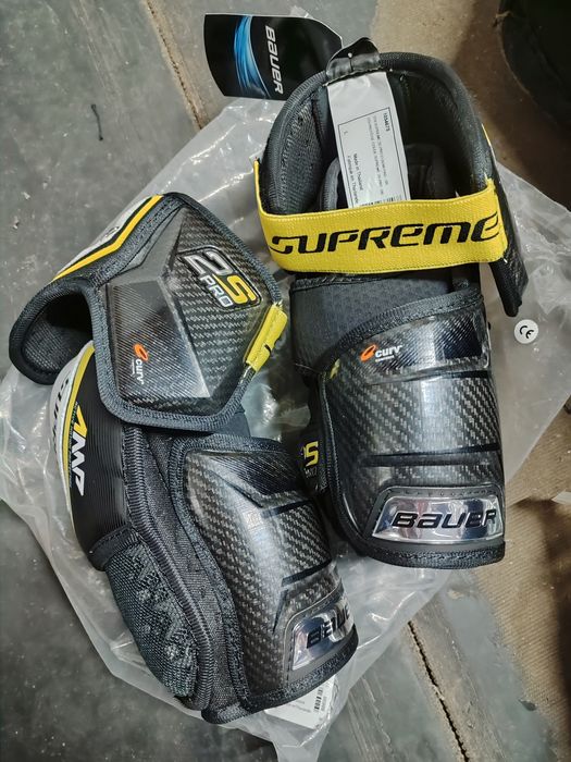 Хоккейна форма (ковзани, щіткі, труси нагруднік, лікті крагиі шоломи)