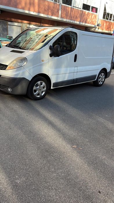Renault Trafic 2.0 em excelente estado, potente Pronta a trabalhar, fiável e ideal para transporte ou uso profissional.