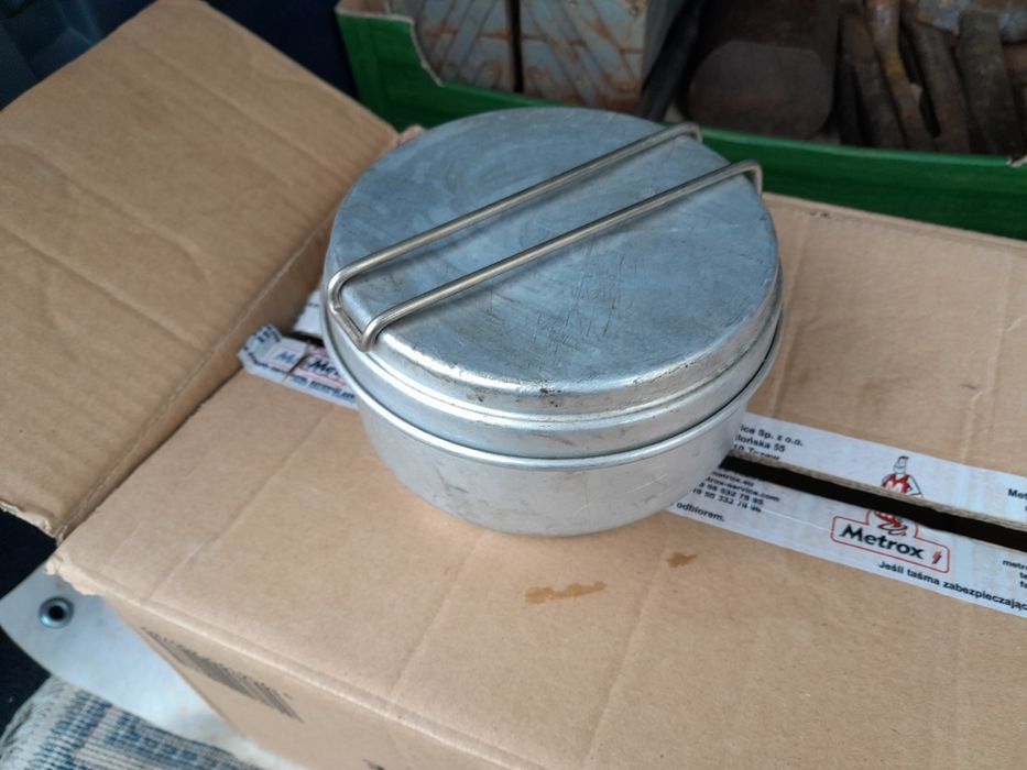 Menaszka aluminiowa z niezbędnikiem