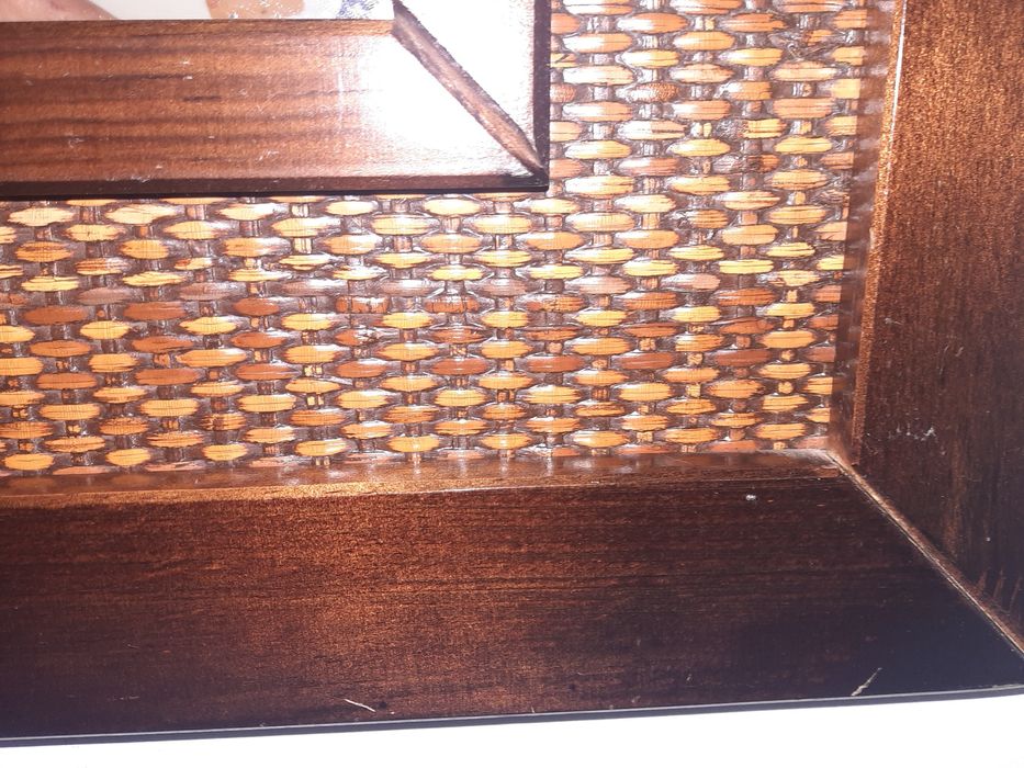 Espelho com moldura em madeira