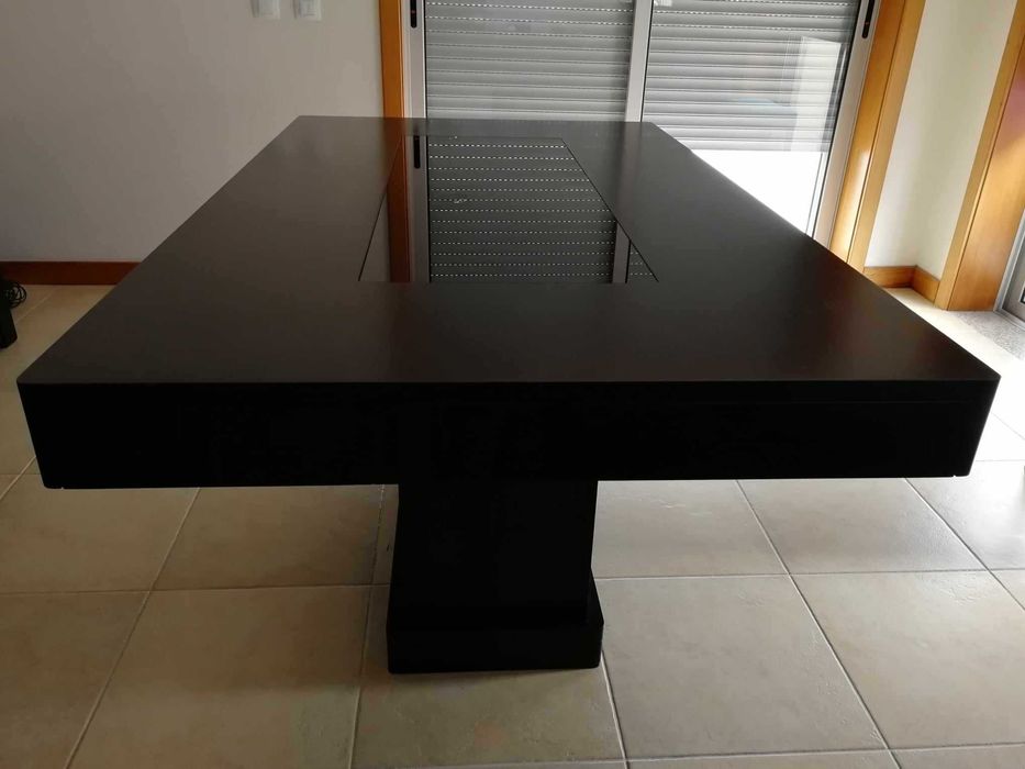 Conjunto de mesa de sala, cadeiras e aparador