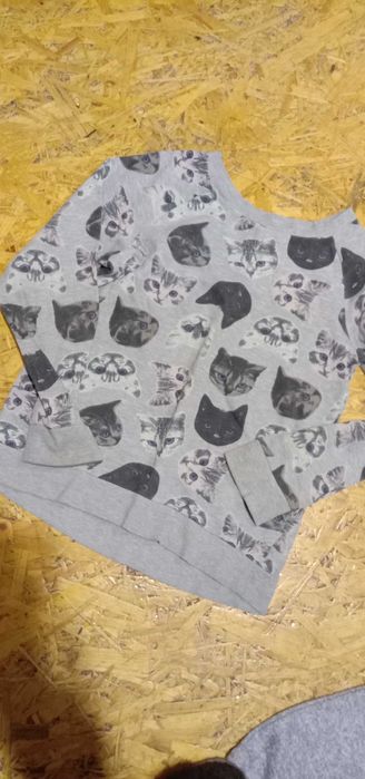 продам кофточки на девочку на 8-9 років на зріст 134-140 см