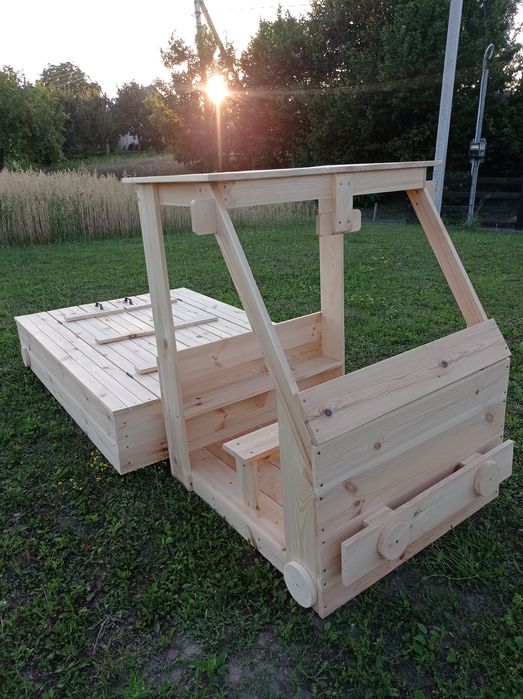 Дитячі майданчики та меблі