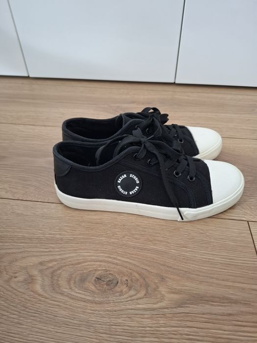 Czarno białe trampki Kazar 38