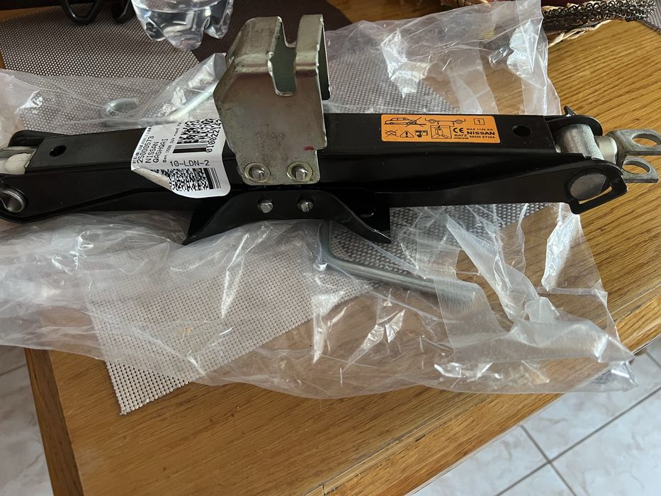 Домкрати для різних марок автомобілів Оригінал Reno. Nissan. Mercedes