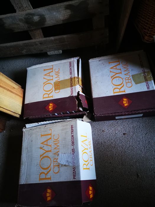 Vendo varios azuleijos utilizados para cozinha