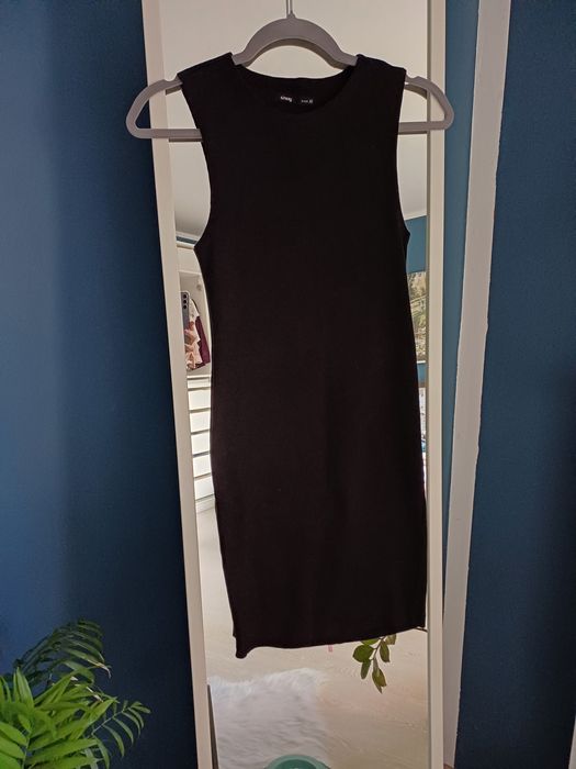 Sukienka czarna dopasowująca się do figury