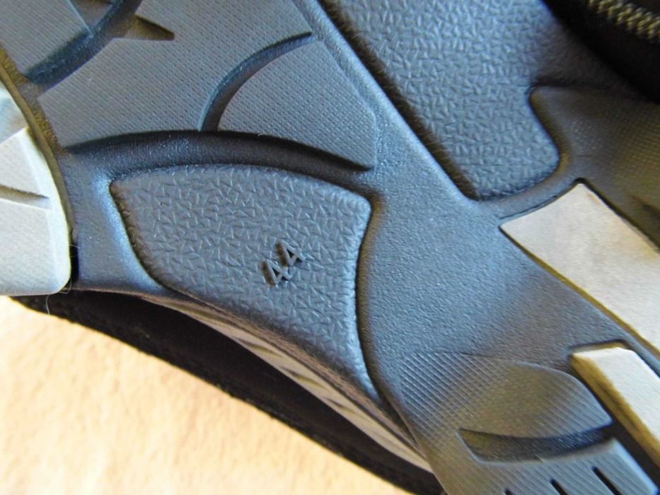 Czarne wodoodporne buty sportowe 44