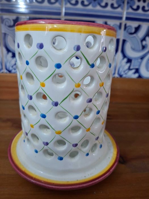 Castiçal em loiça ou Porta-velas cerâmico perfurado