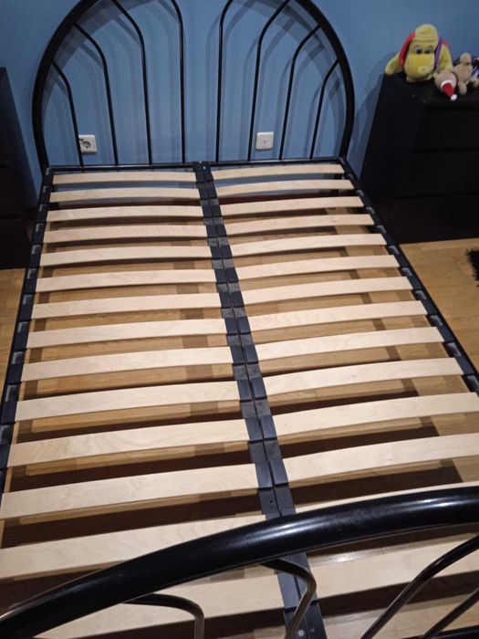 Cama de estrutura tubular metálica. 195x160cm