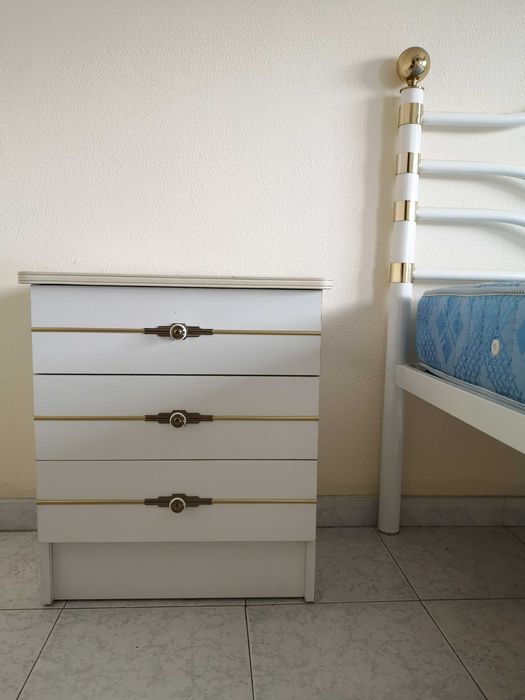 Mobília de quarto (cama e colchão. oferta mesas cabeceira)