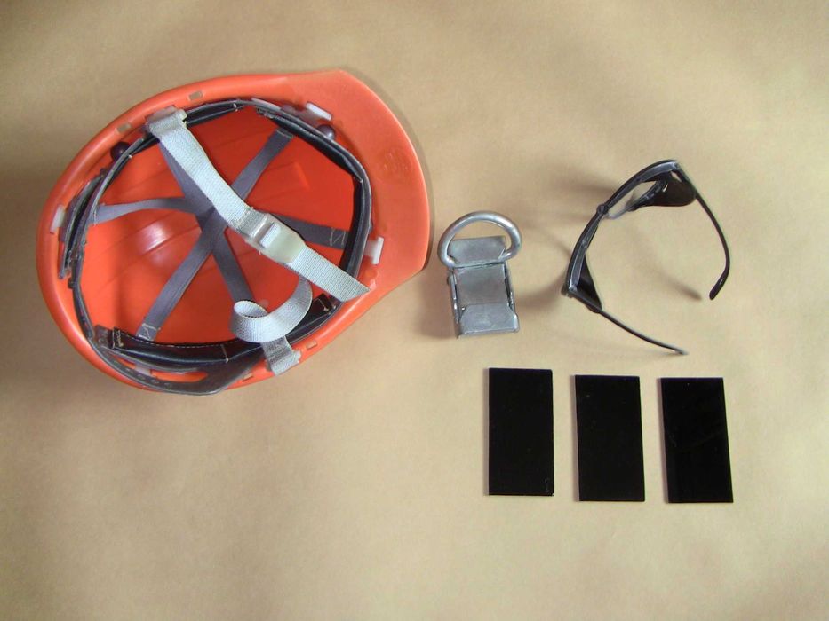 Каска защитная страховочный карабин стекло