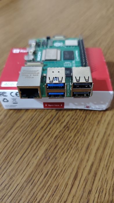 мікрокомп'ютер Raspberry Pi 5 з 4 ГБ оперативної пам'яті.