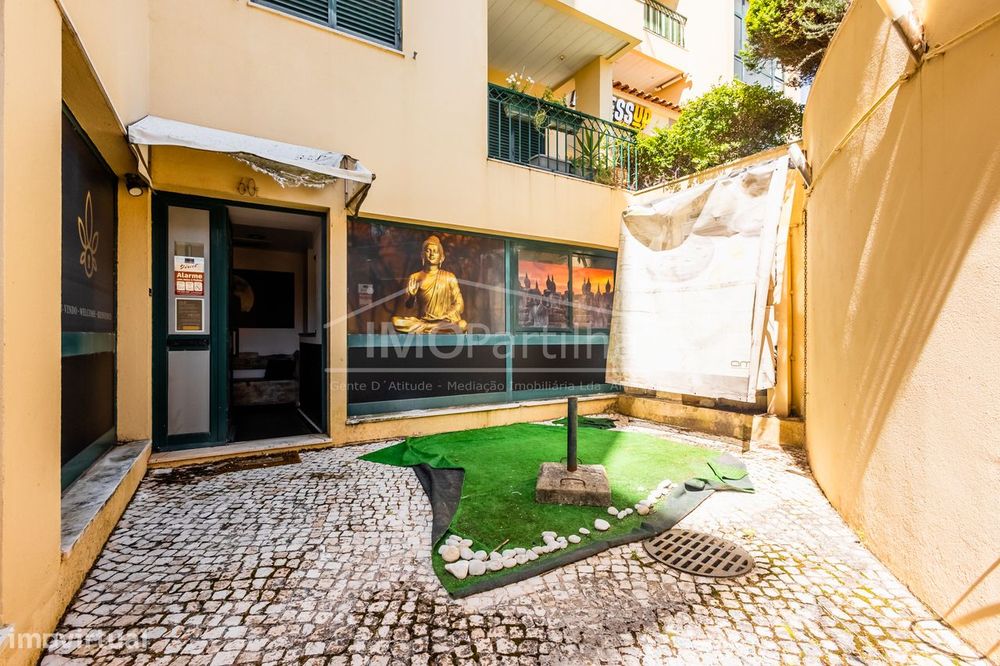 Loja com Projeto Aprovado para T2 Moderno a Dois Passos do Mar –Parede — Carcavelos E Parede, Lisboa