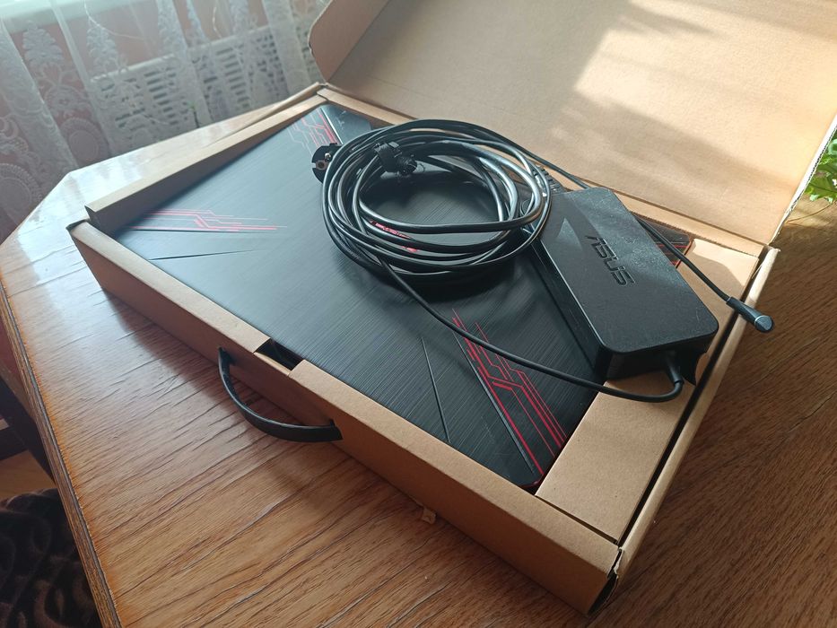 Asus TUF Gaming FX504GD / i5-8300H / GTX1050 (4GB) / 12GB / 256SSD+1TB