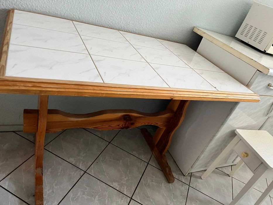 Mebel do spożywania posiłków. Stół. Kuchnia stół.