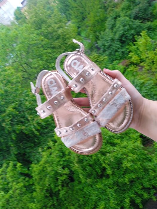 Босоніжки на дівчинку.