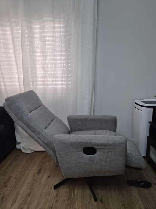Poltrona cinzenta reclinável