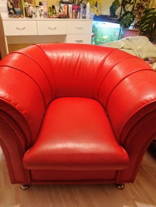 Продам!!Кресло  красной зам.кожи