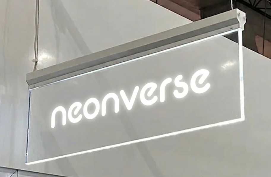 Podświetlana tablica reklamowa plexi podświetlana krawędziowo (edge-lit) - producent neony LED, litery 3D, kasetony, podświetlana plexi
