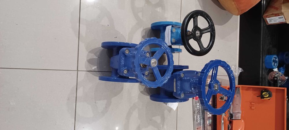 Сантехника,радиаторы,трубы для отопления,канализация,задвижки