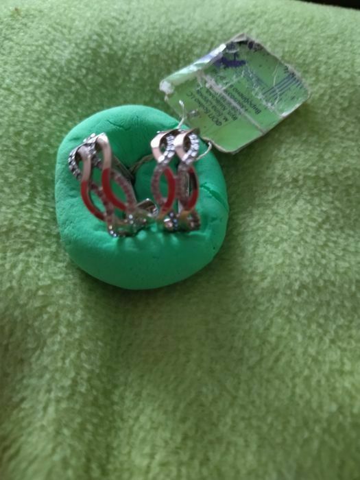 Срібні з вставкою зол тоота сережкі.