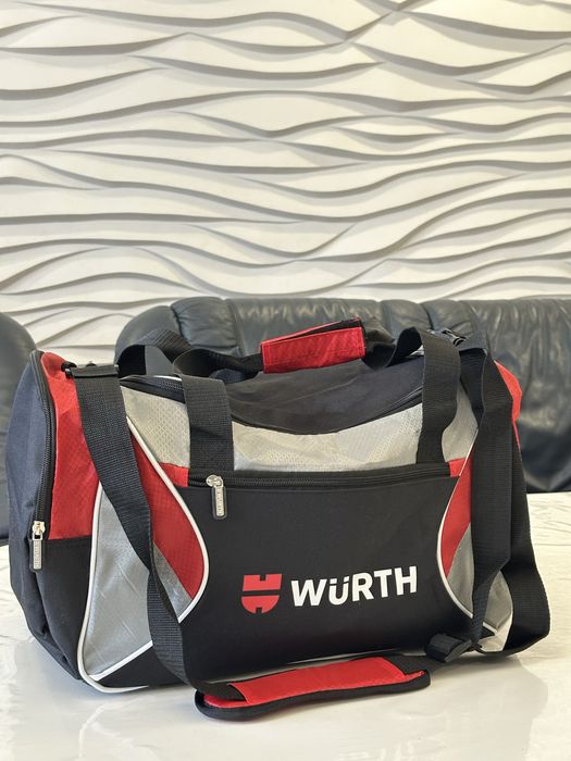 Дорожня сумка на подорожі