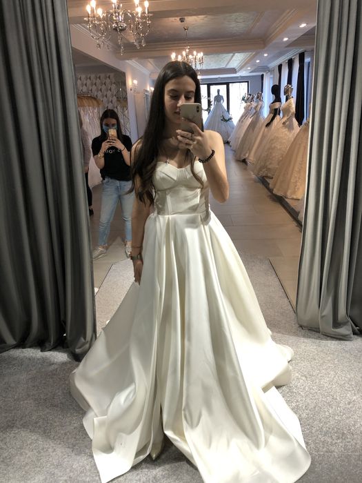 Сукня зі шлейфом