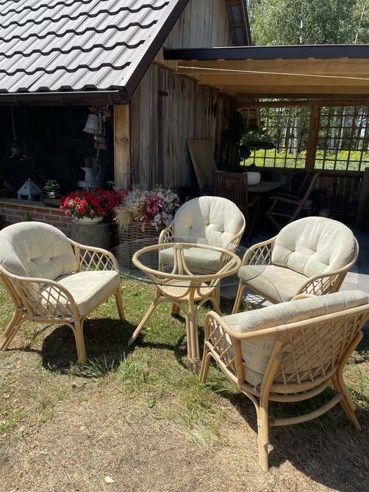 Zestaw mebli rattanowych ogrodowych z poduchami fotele i stół