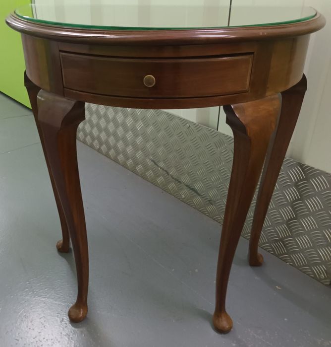 Mesa de apoio clássica em madeira com tampo de vidro e gaveta