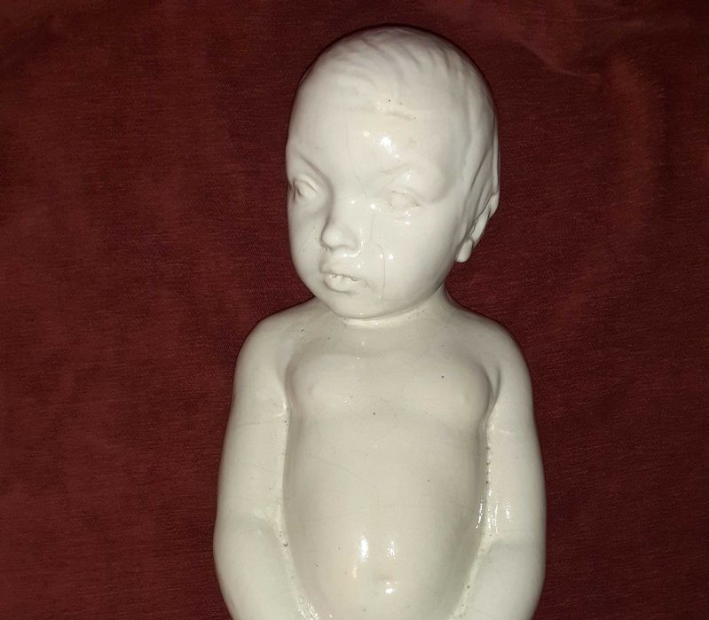 Menino Antigo em Terracota e Cerâmica