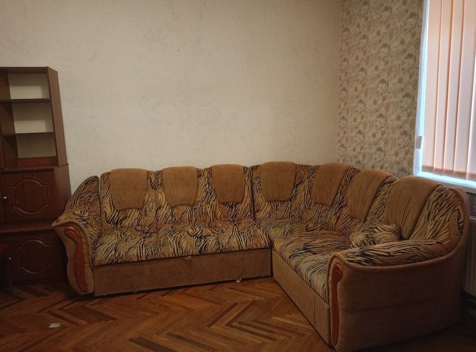 Здам в центрі Жмеринки велику 2 кімнатну квартиру 82м/ +закритий двір