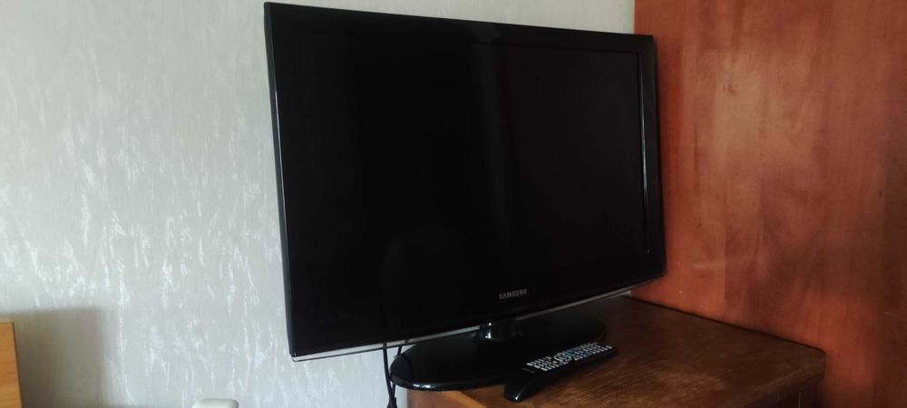 Продаю телевізор Samsung LE32C450E1W LCD + Медіаплеєр Google Chromecast2
