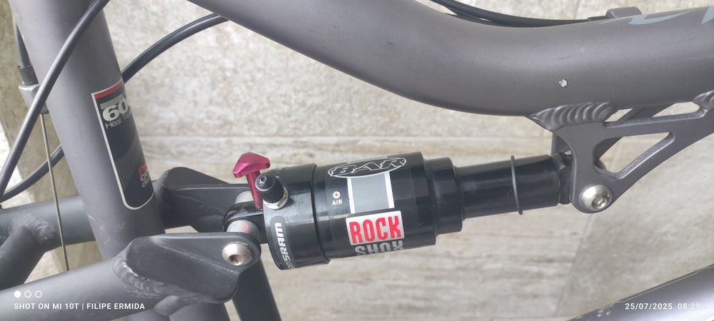 Bicicleta BTT suspensão total