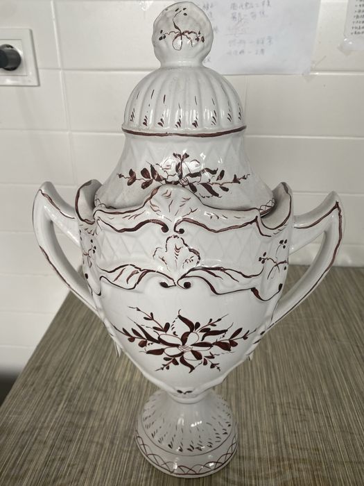 Jarro de porcelana pintado em mao