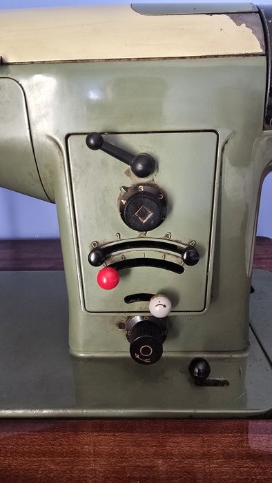 Máquina de costura antiga Borletti com móvel – a funcionar
