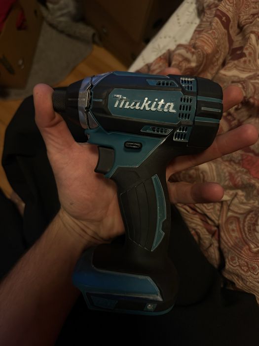 Продам шуроповерт makita лопнув але він працюєє
