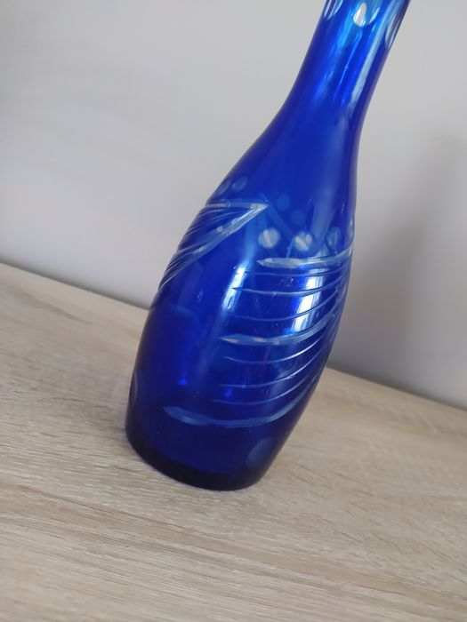 Kobaltowa karafka kolorowe szkło