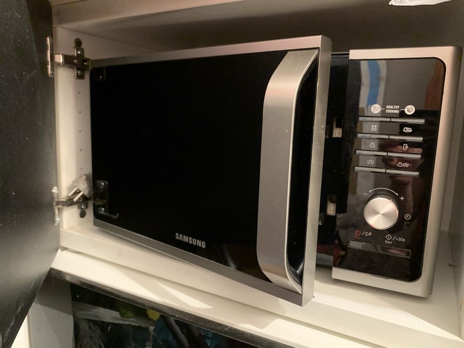 Microondas Samsung cinza e preto