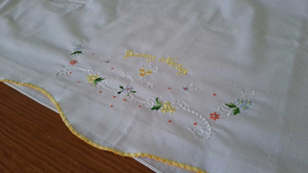 Lençol de Bebé com 2 Fronhas bordado a mão