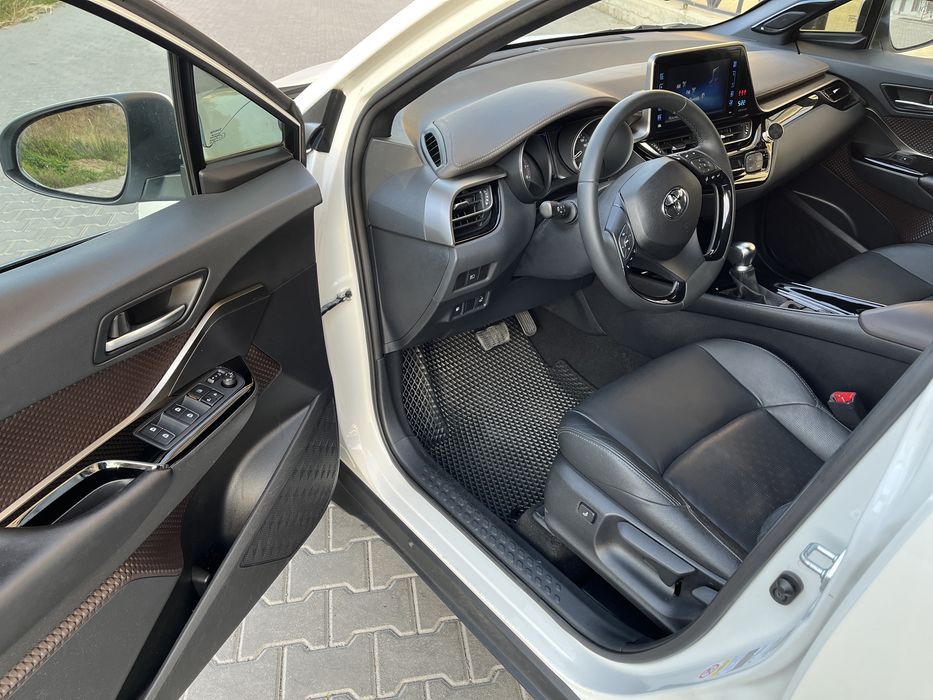 Toyota C-HR 2019 офіційна