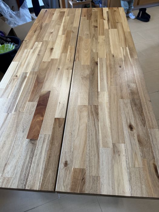 Mesa IKEA SKOGSTA com 4 cadeiras