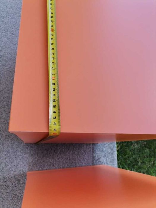 Cómoda e mesinha de cabeceira como novas, cor de laranja da JOM