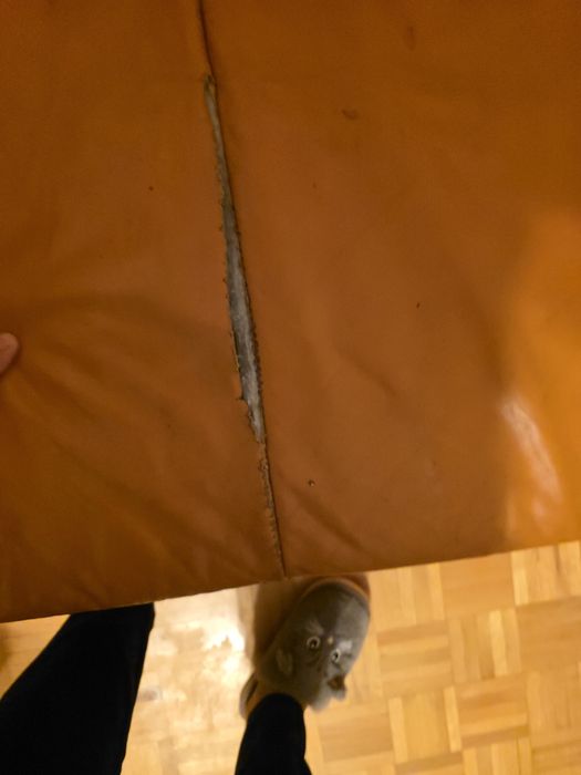 Oddam naroznik z miękkiej  skóry .